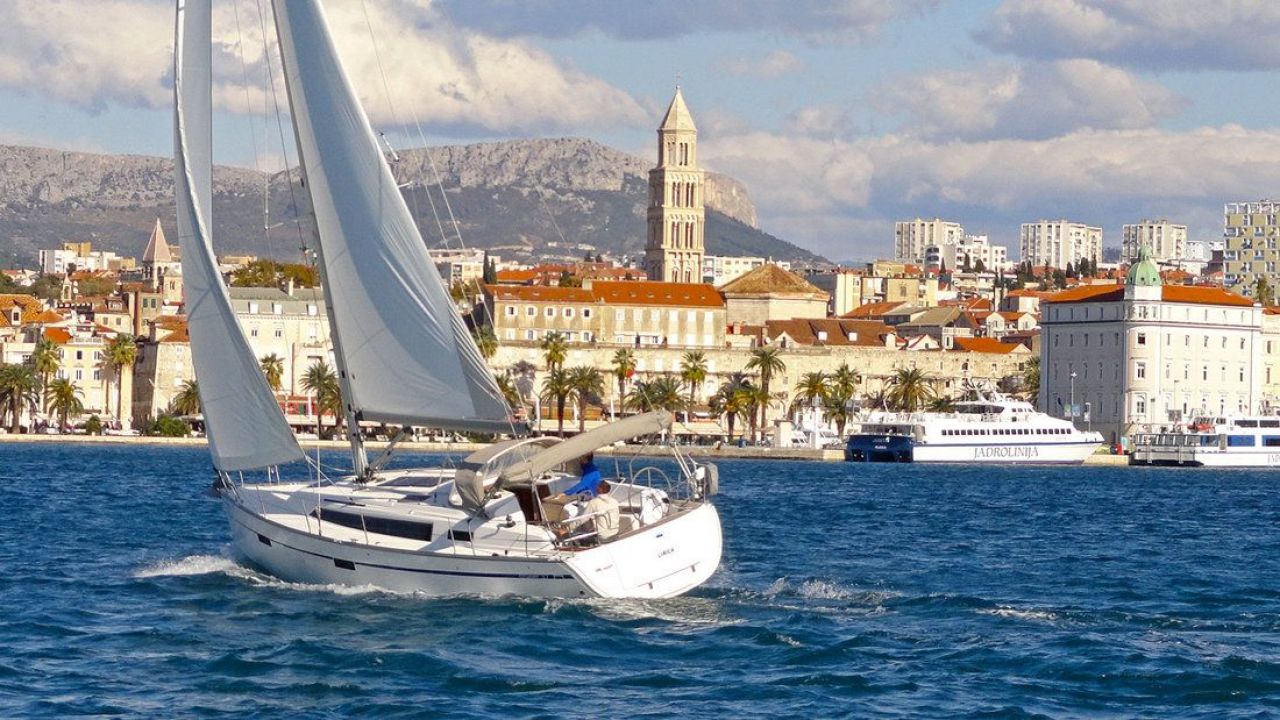 Croatia Split - Bavaria Yachtbau Bavaria Cruiser 37 - 3 cab.